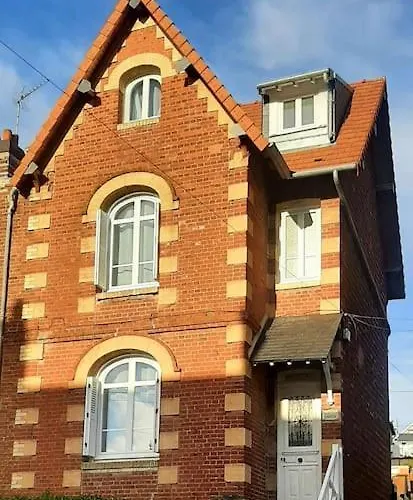 Maison De Familiale A *